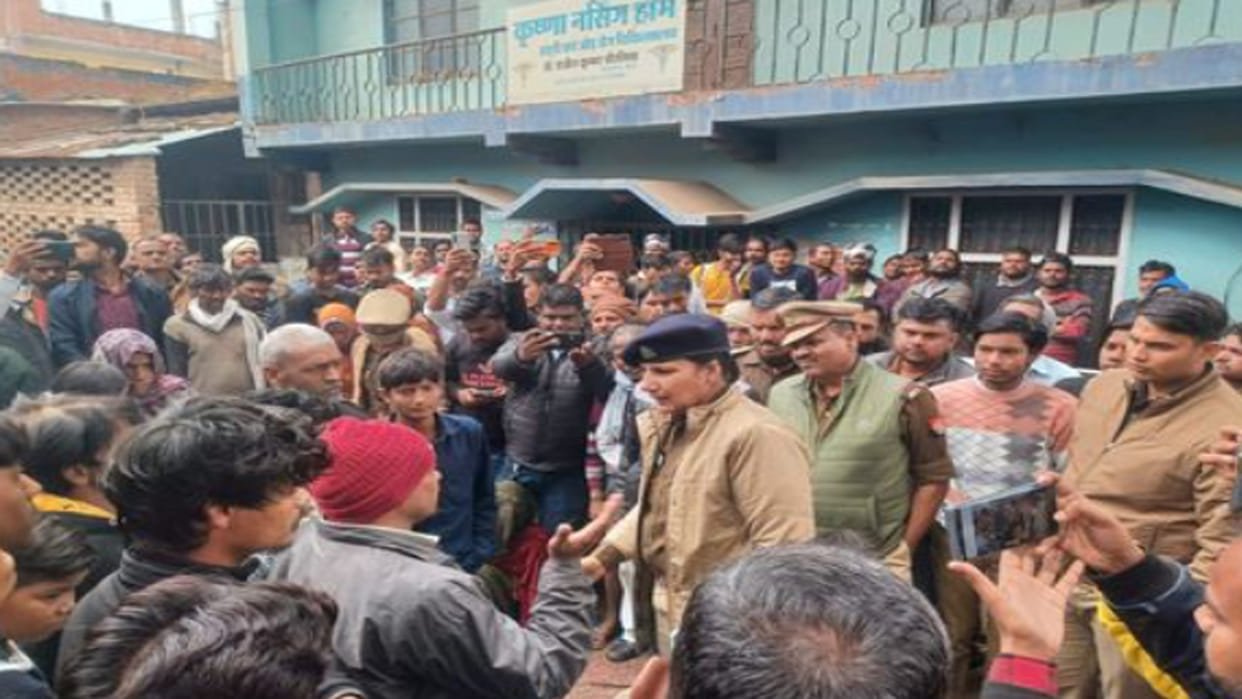 Mahoba: Accusation of rape and murder of a woman, family members blocked the road