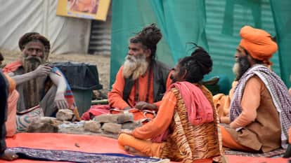 संगम तट पर अपने शिविर में बैठे साधु-संत।