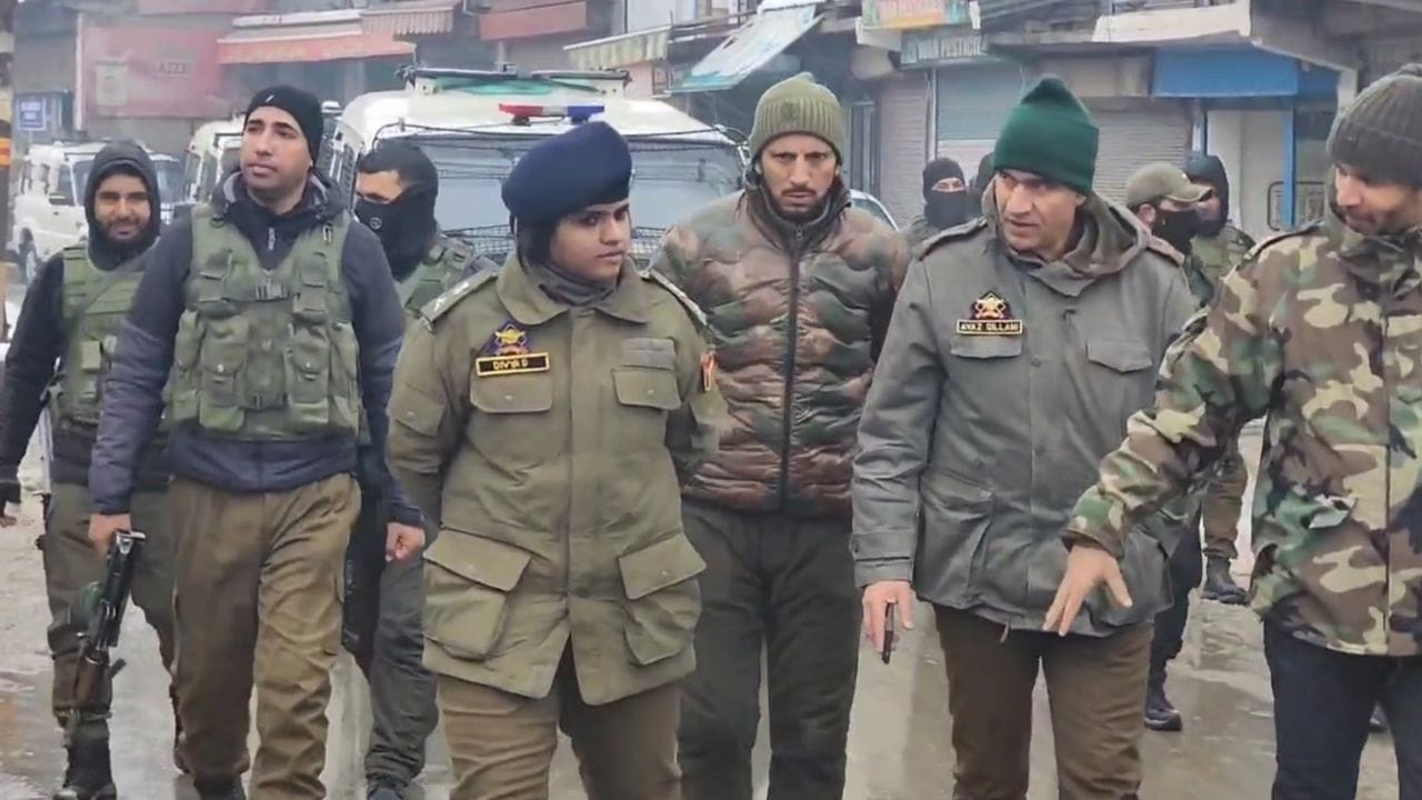 J&K Sopore: SP Divya visits Sopore amid snowfall, emergency helpline service started, call and get help
