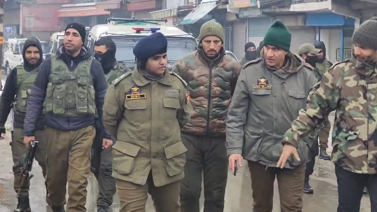 J&K Sopore: SP Divya visits Sopore amid snowfall, emergency helpline service started, call and get help