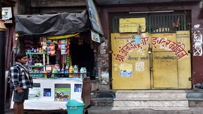 सासनी गेट चौराहे स्थित अजंली कुमार इन्टर कॉलेज के पास खुली गुटका पान मसाला की दुकान