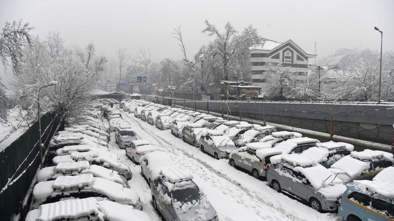 Snowfall: Snowfall added to the beauty of Gandoh and Srinagar, work continues to remove snow on Zojila Pass