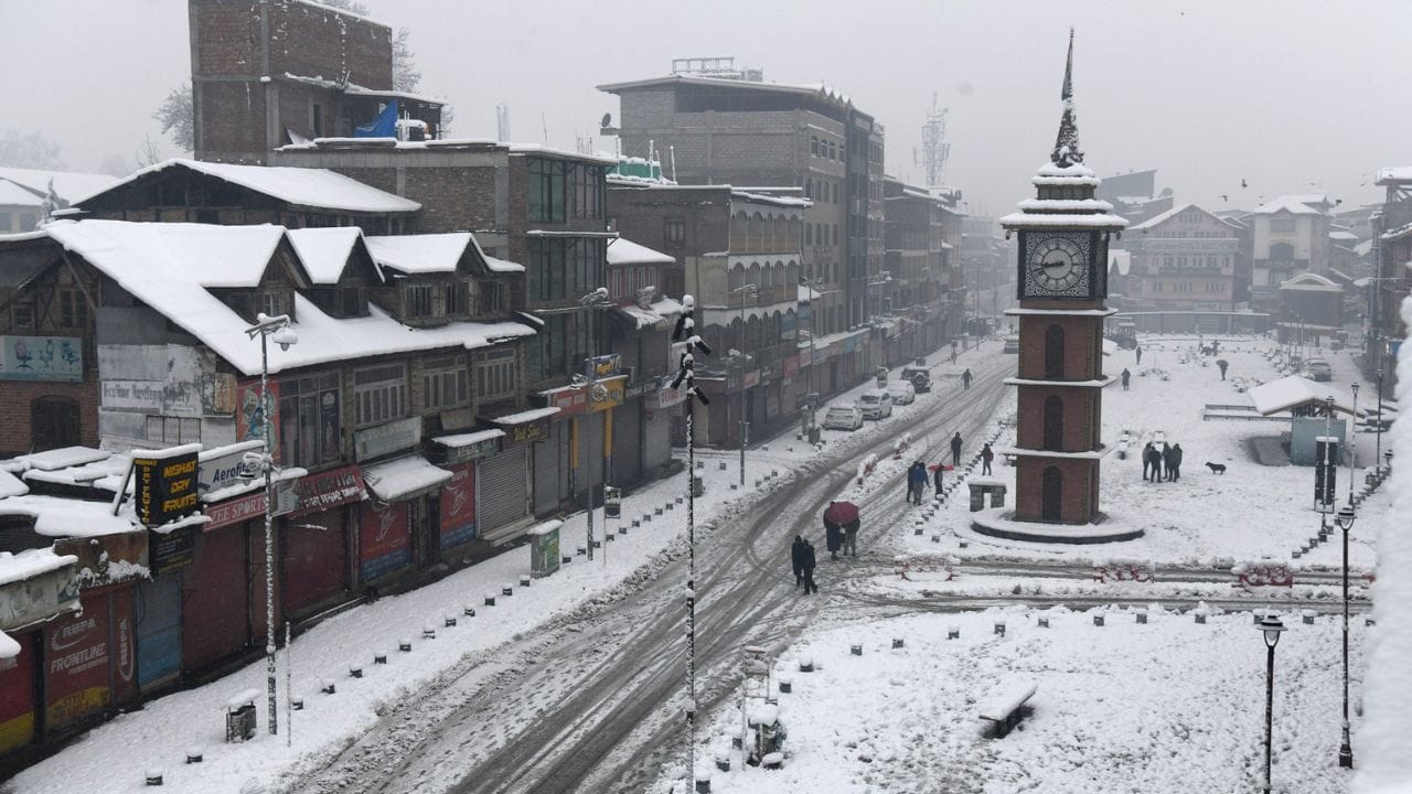 Srinagar Snowfall: Spectacular view of snowfall in Srinagar, see the winter beauty of the valleys in pictures.