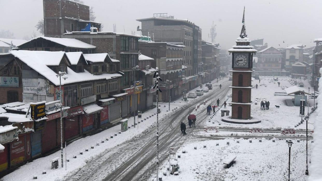 Srinagar Snowfall: Spectacular view of snowfall in Srinagar, see the winter beauty of the valleys in pictures.