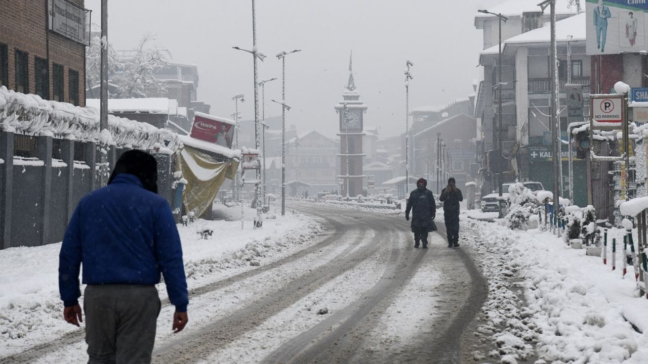 Srinagar Snowfall: Spectacular view of snowfall in Srinagar, see the winter beauty of the valleys in pictures.