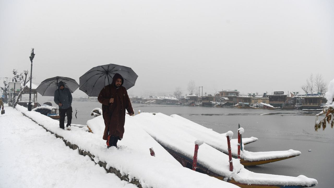 Srinagar Snowfall: Spectacular view of snowfall in Srinagar, see the winter beauty of the valleys in pictures.