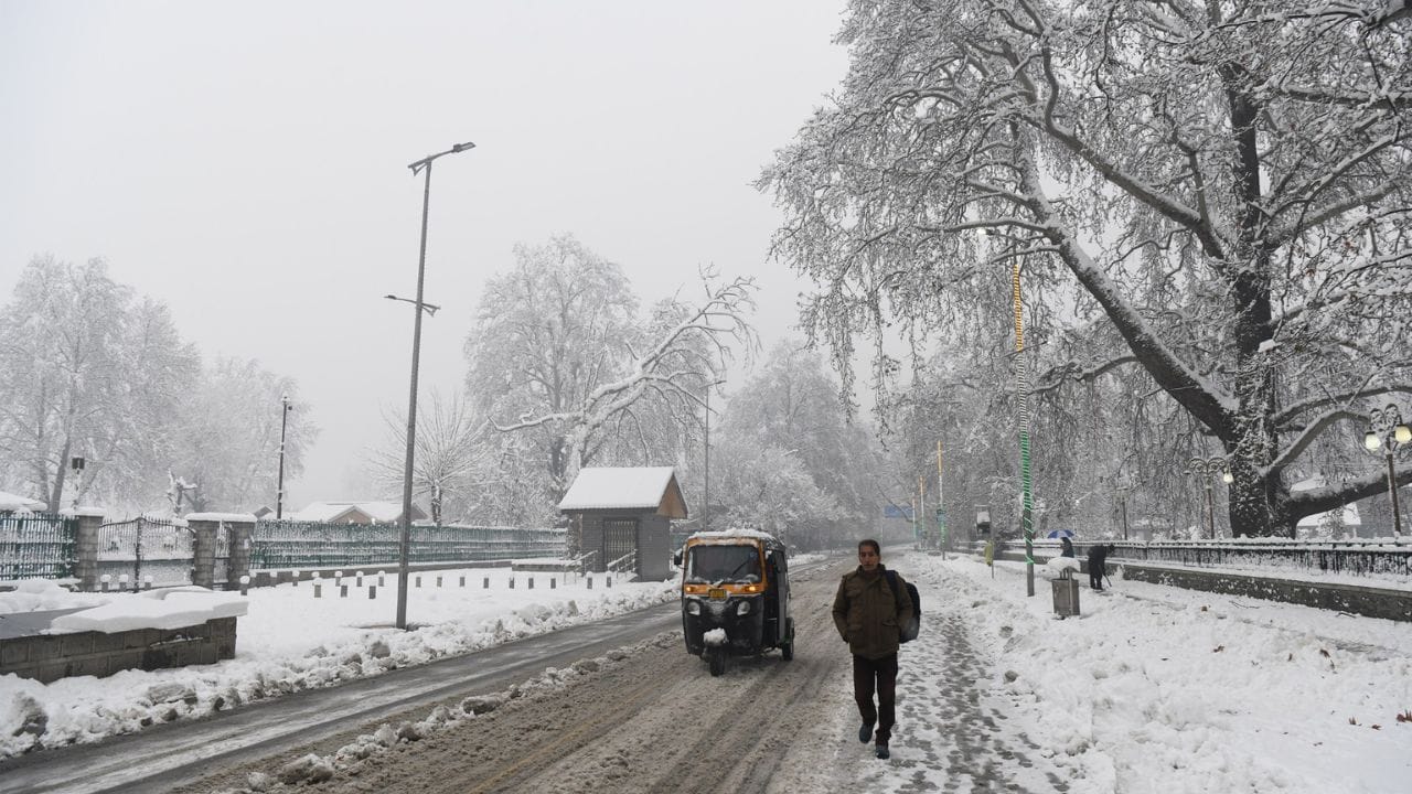 Jammu Kashmir: After snowfall, Jammu-Srinagar highway opened after 14 hours, administration issued advisory fo