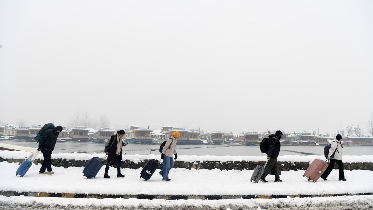 Srinagar Snowfall: Spectacular view of snowfall in Srinagar, see the winter beauty of the valleys in pictures.