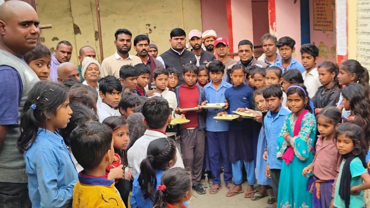 Sheohar News: Insects found in MDM, students reached Panchayat Bhawan with plates and protested with parents