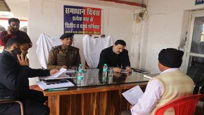 थाना दिवस में हाथरस डीएम और एसपी