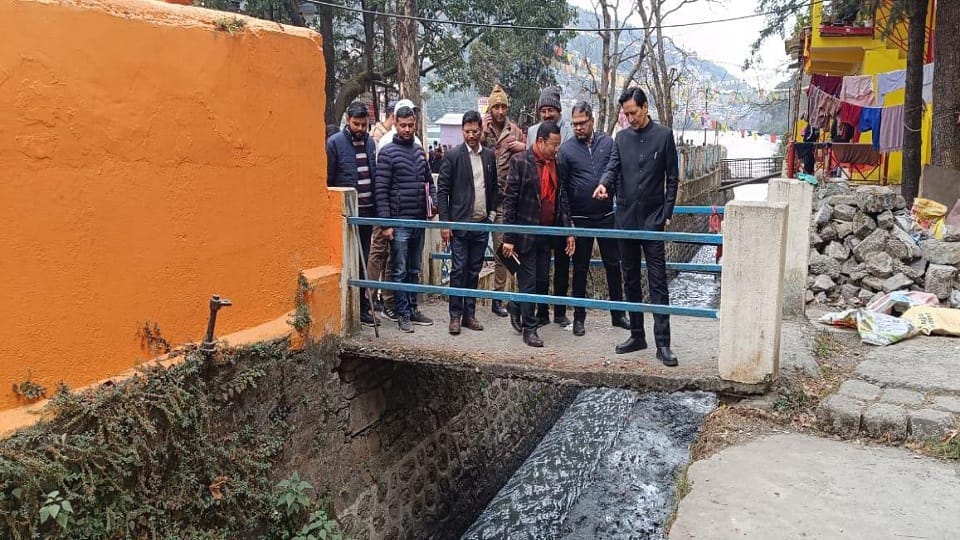 Commissioner Deepak Rawat inspected the drain from Metropole to Naina Devi Temple nainital