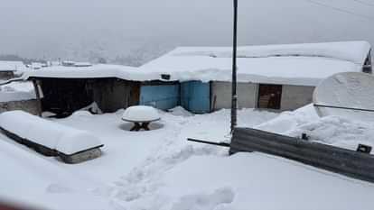 Pithoragarh Snowfall: पिथौरागढ़ से धारचूला तक चमके पहाड़, बर्फ से ढकी गाड़ियां; ठंड से लोग बेहाल Uttarakhand Snowfall: Snowfall from Pithoragarh to Dharchula
