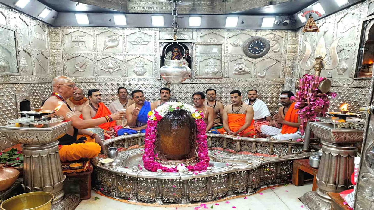 Ujjain Mahakal: 11 Brahmins recited Ekadashani Rudra in the sanctum sanctorum of Mahakal
