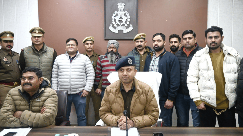 police arrested interstate smuggler with liquor worth Rs 55 lakh In Mathura