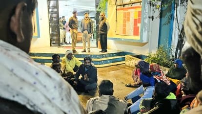 थाने के बाहर बैठ परिजन