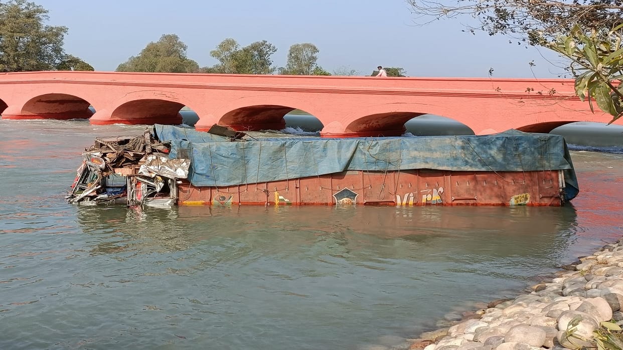 Uncontrolled truck entered Hardoi branch canal in Pilibhit