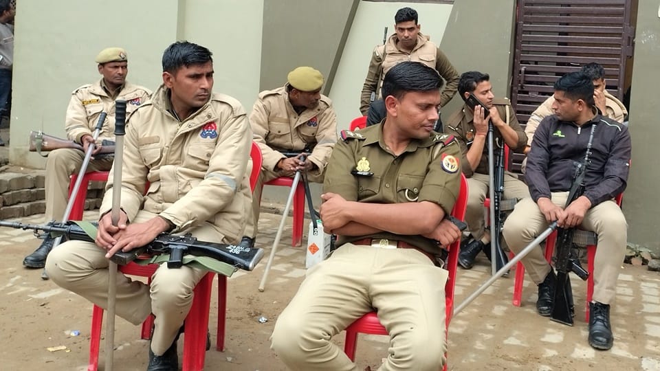 Sambhal News Chandausi Stepwell Excavation Man Got Down Into Well and Blew Conch Police Rushed Man Absconded