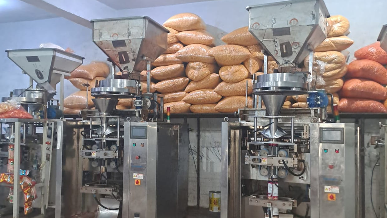 Branded namkeen is available openly in Gorakhpur, businessmen are selling it cheaply after the expiry date.