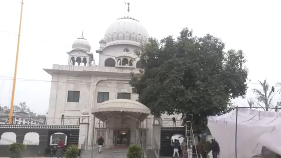 Preparations for the final farewell to Manmohan Singh is going on at Gurudwara Majnu Ka Tilla
