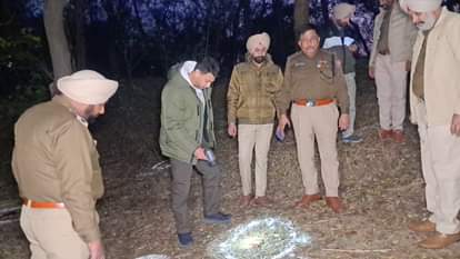 घटनास्थल पर जांच करते पुलिस अधिकारी।