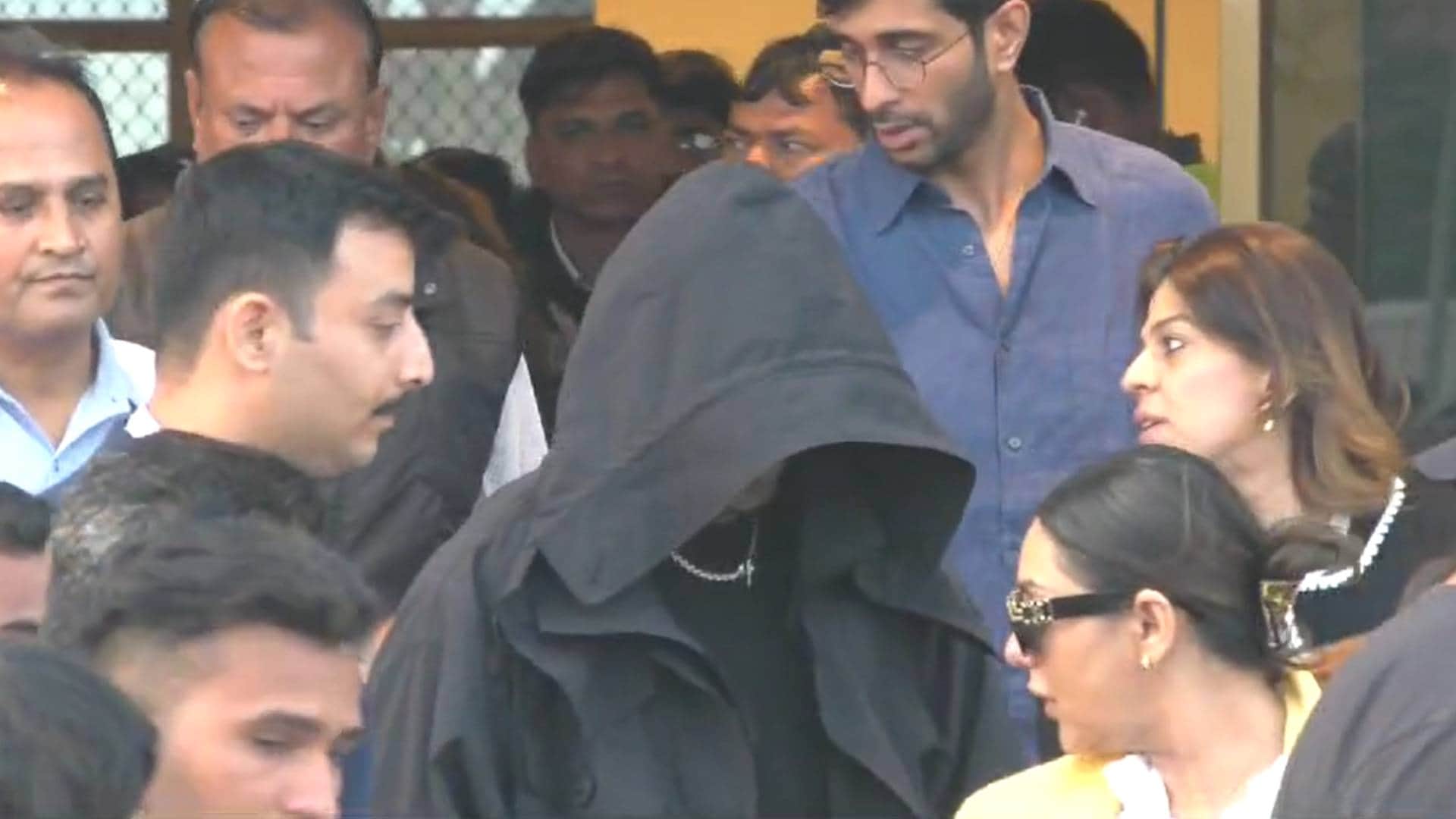 Shah Rukh Khan spotted at Jamnagar airport with family gauri khan abram khan reaches to celebrate New Year