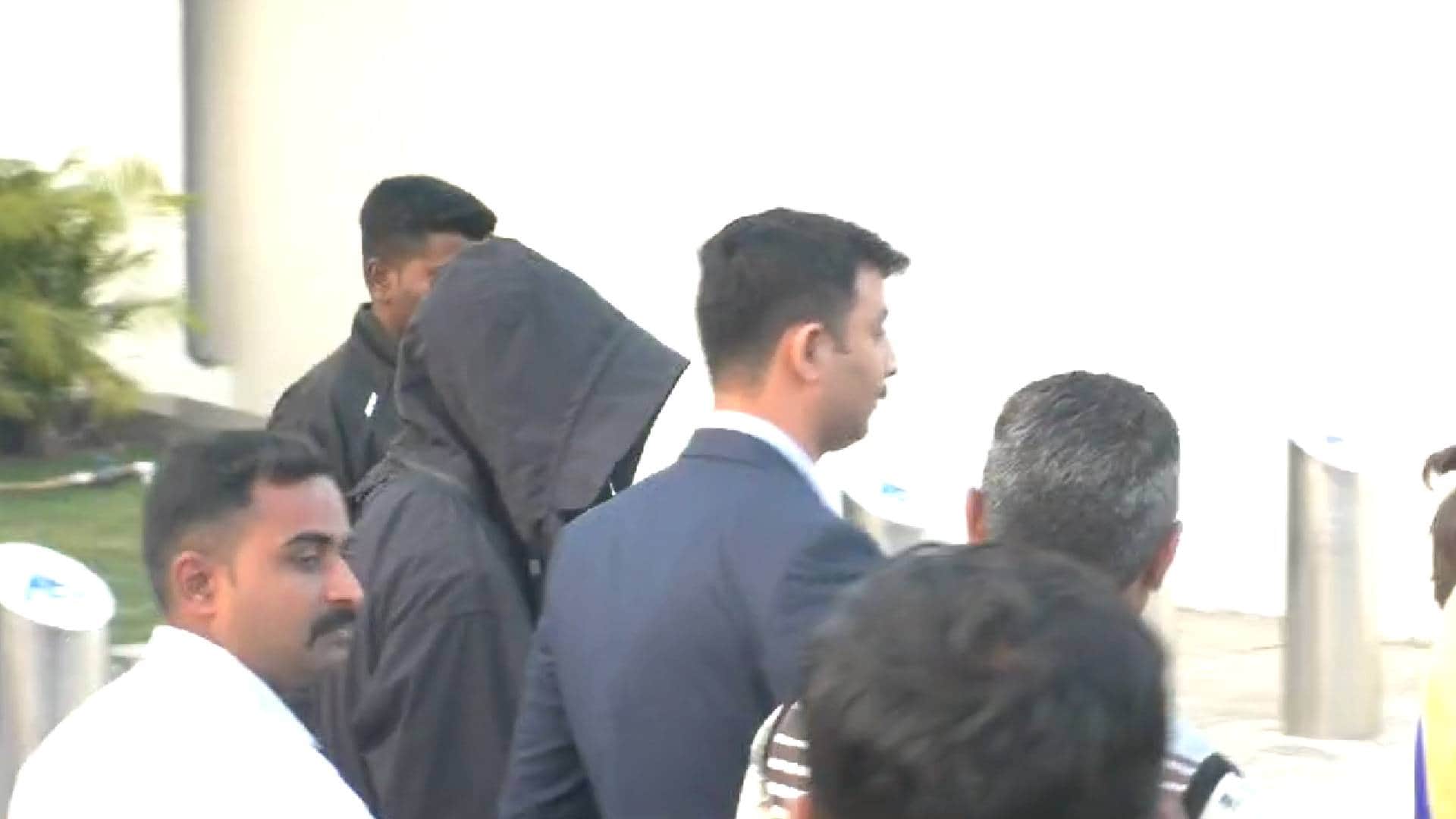 Shah Rukh Khan spotted at Jamnagar airport with family gauri khan abram khan reaches to celebrate New Year