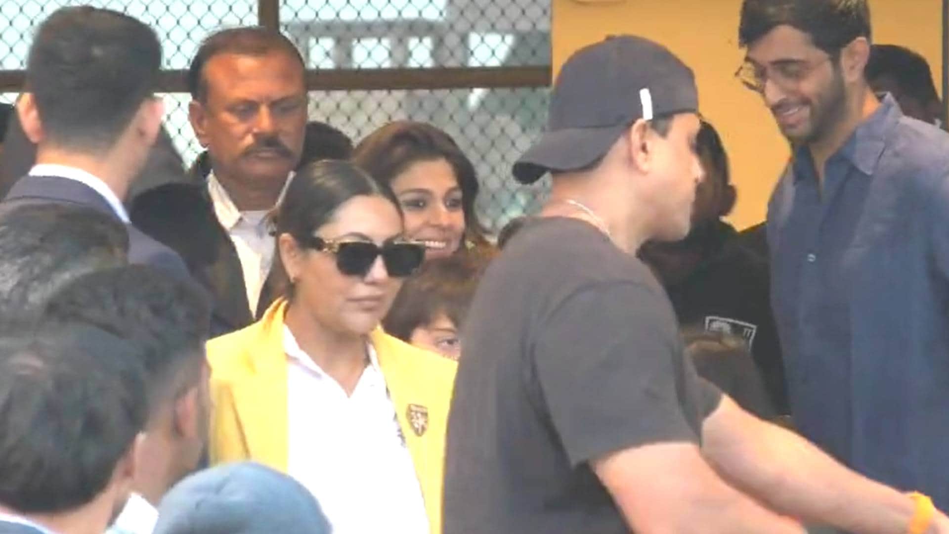 Shah Rukh Khan spotted at Jamnagar airport with family gauri khan abram khan reaches to celebrate New Year