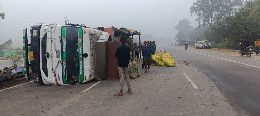 A truck loaded with potatoes overturned on highway driver and conductor escaped traffic jam for several hours