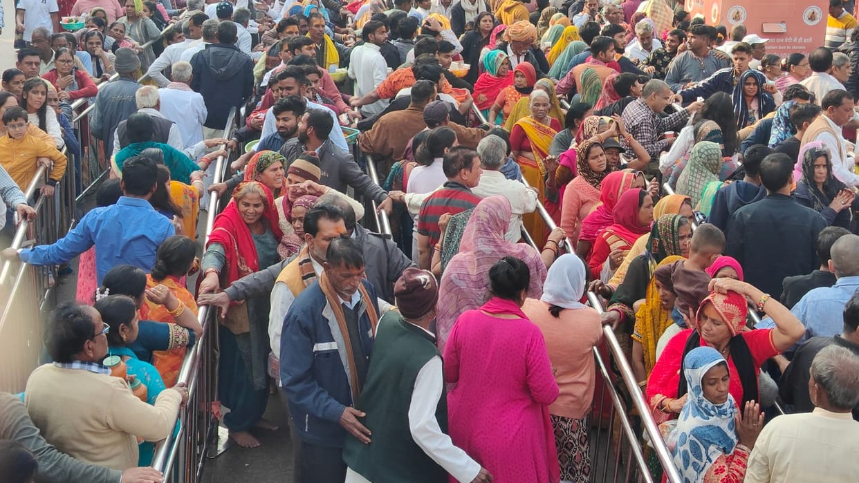 Kashi Vishwanath Temple Three lakh devotees visited queues formed Chowk to Dashashwamedh Ghat