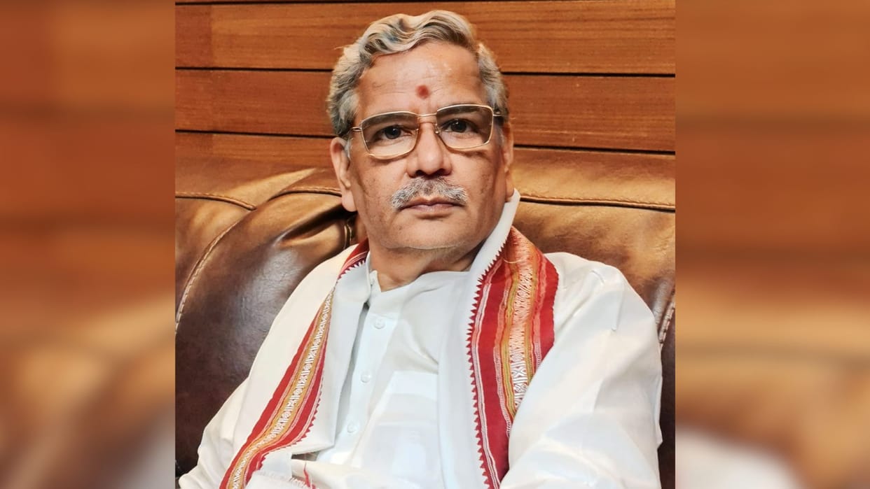 Who can cover Kailash resident Baba Vishwanath with a quilt  Acharya Ashok Dwivedi said