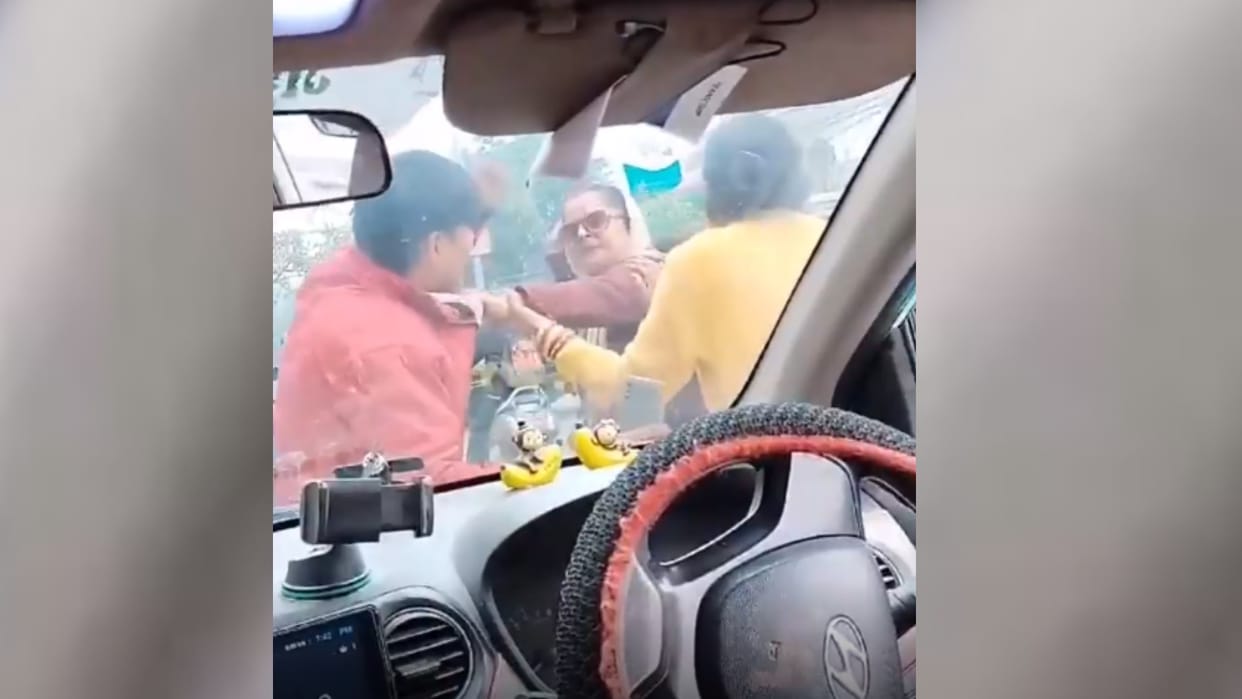 A woman beats cab driver after her scooty hits a cab.