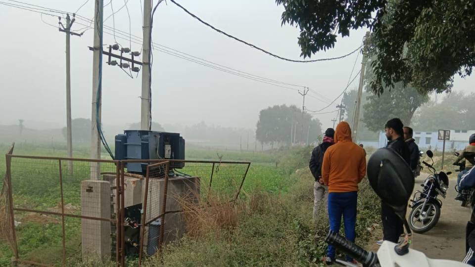 Thieves stole copper and oil from transformer in middle of line supply in Lucknow