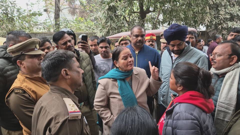 municipal corporation team which had come to remove illegal handcart vendors was assaulted In Lucknow