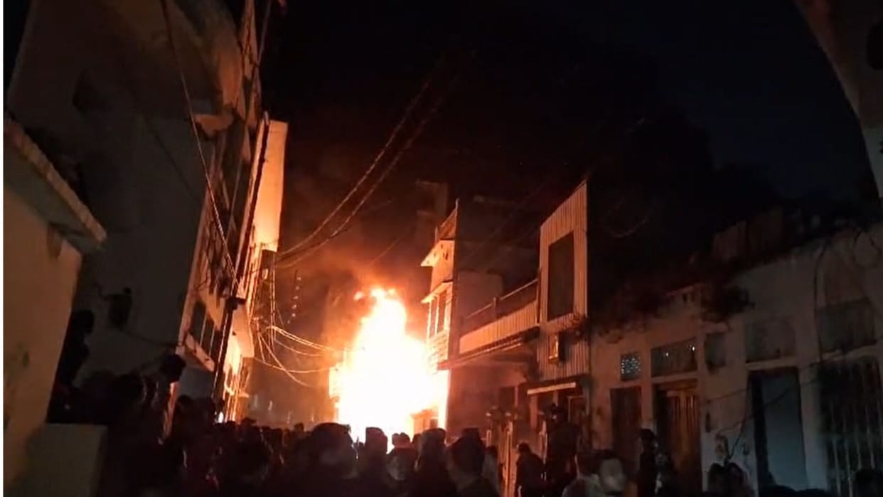 A house under construction suddenly caught fire, causing panic