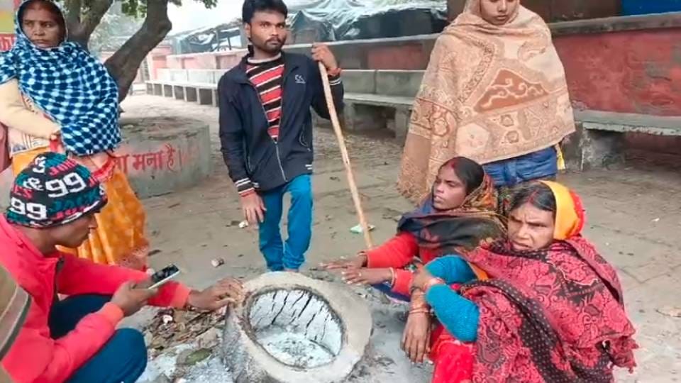 disabled pregnant woman delivered at gate of CHC Bachhrawan In Raebareli due to negligence of staff