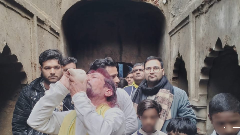 Sambhal News Chandausi Stepwell Excavation Man Got Down Into Well and Blew Conch Police Rushed Man Absconded