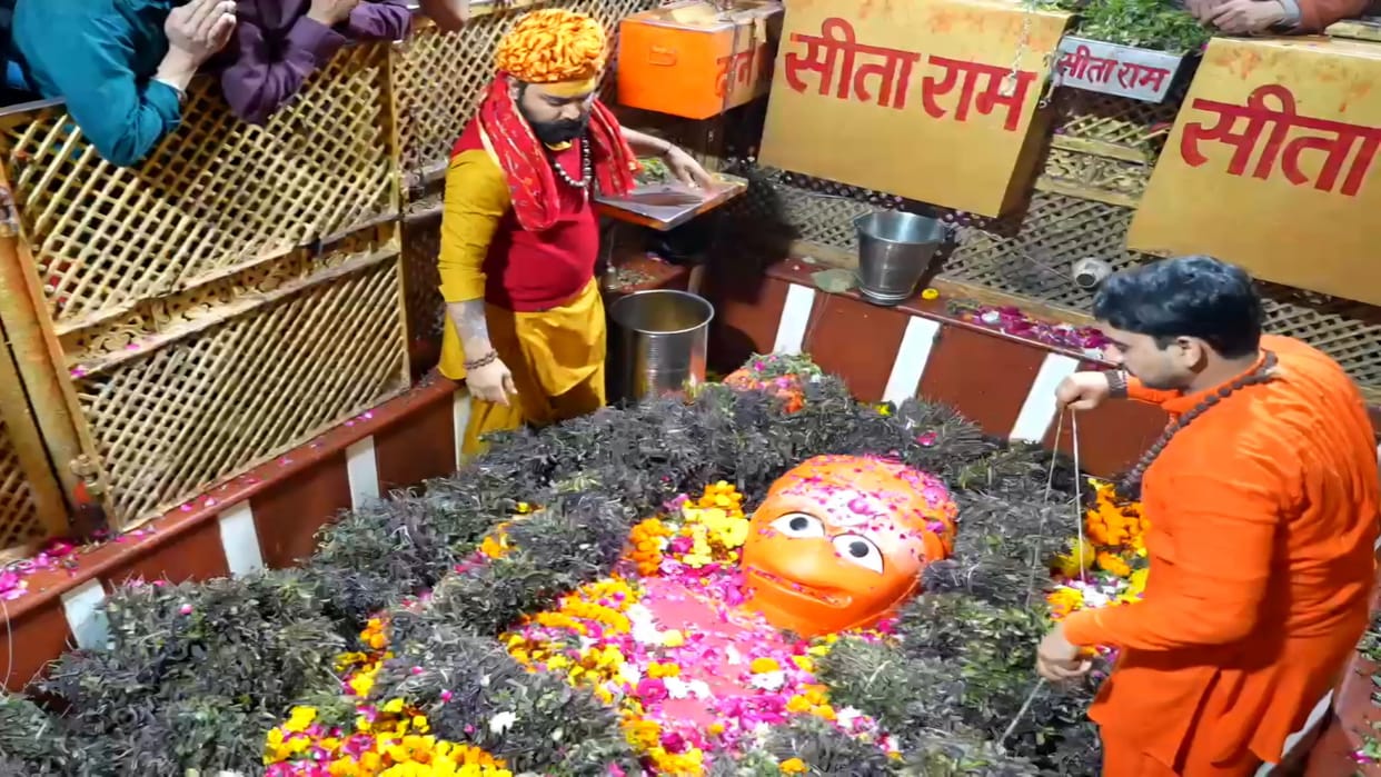 Mahakumbh: 111 kg Tulsi garland garlanded to Shri Bade Hanumanji, chants of Bajrang Bali echoed