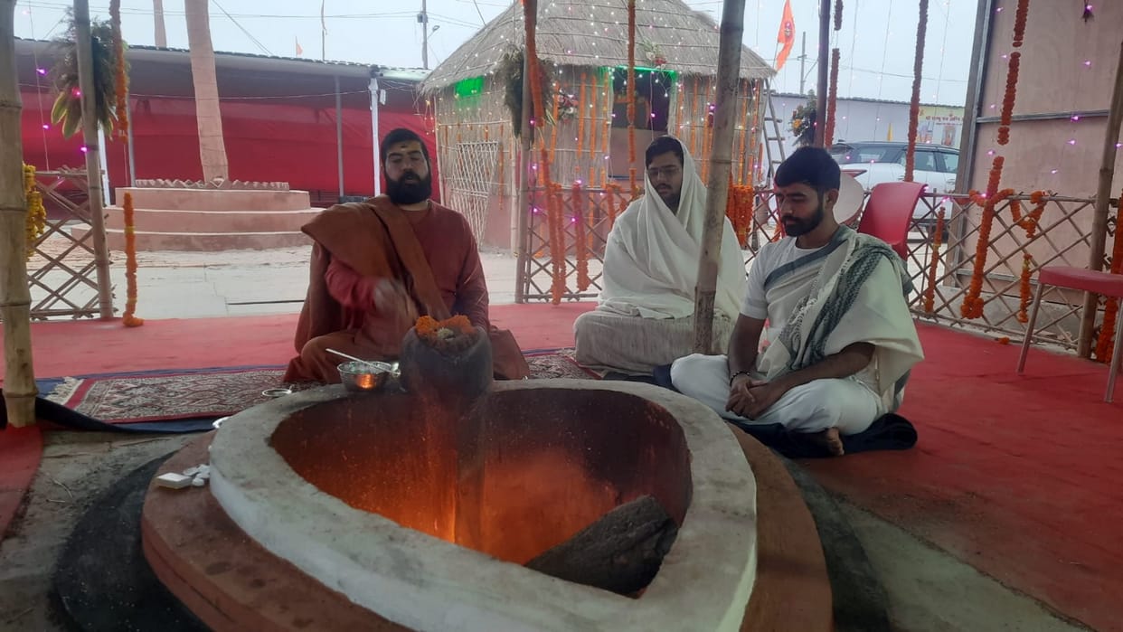 Mahakumbh: Gayatri Mahayagya begins in Shri Shambhu Panch Agni Akhara, Vedic mantras are echoing.