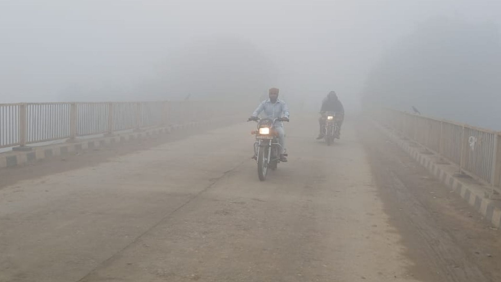 New Year Orange alert issued for fog in Azamgarh minimum temperature drops to 3 degrees icy winds