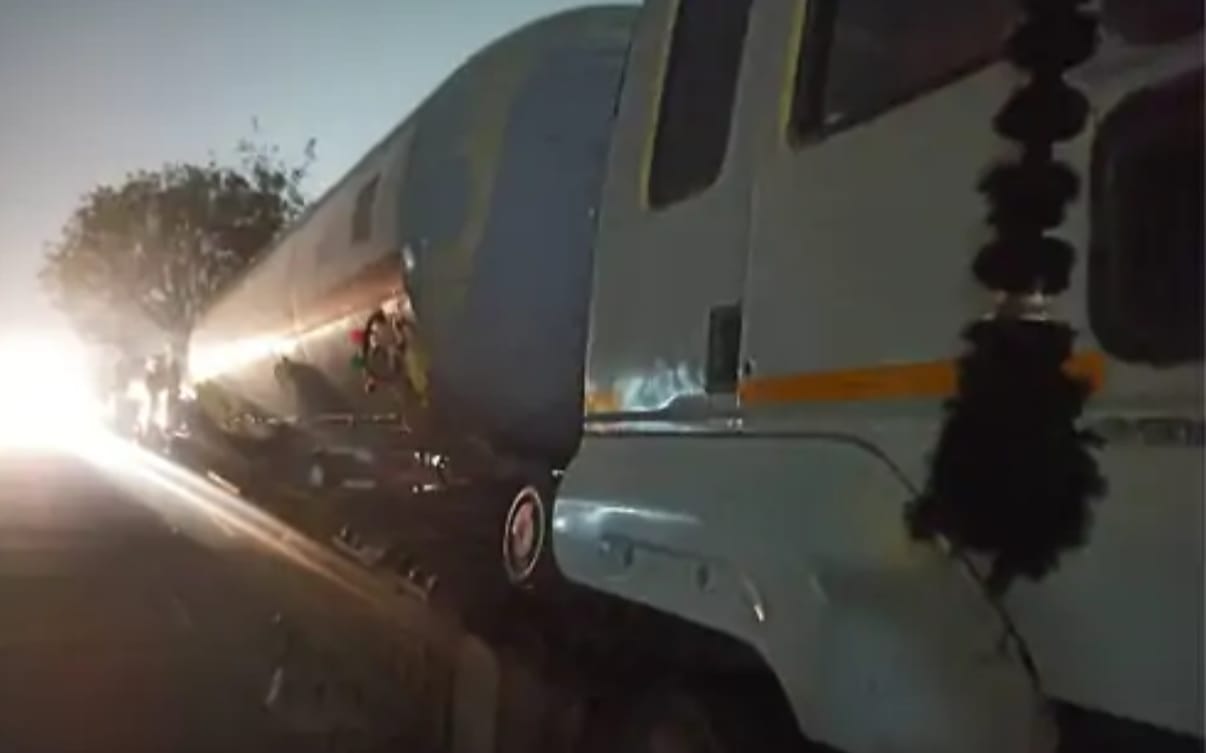 Indore: A gas tanker hit a two-wheeler in Indore, two friends died