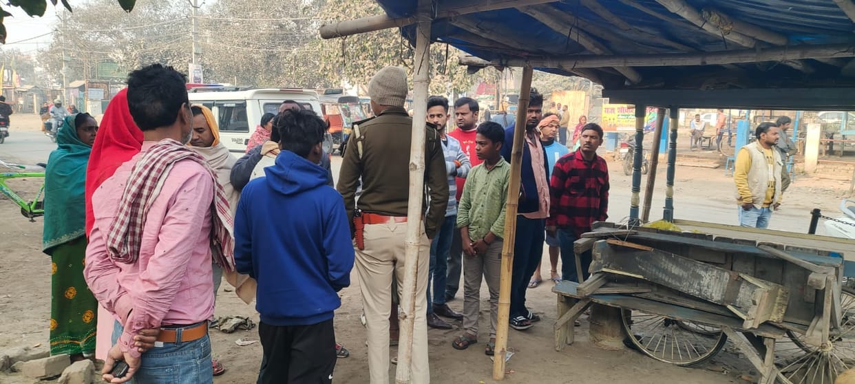 Bihar News: A dead body was found in a tempo stand