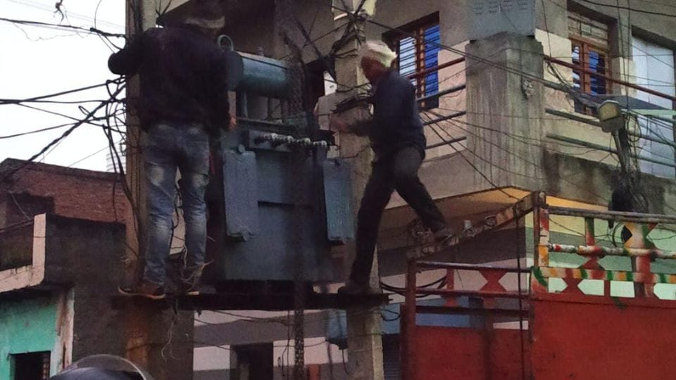 There is darkness in the homes of thousands of people due to transformer damage in Ghaziabad