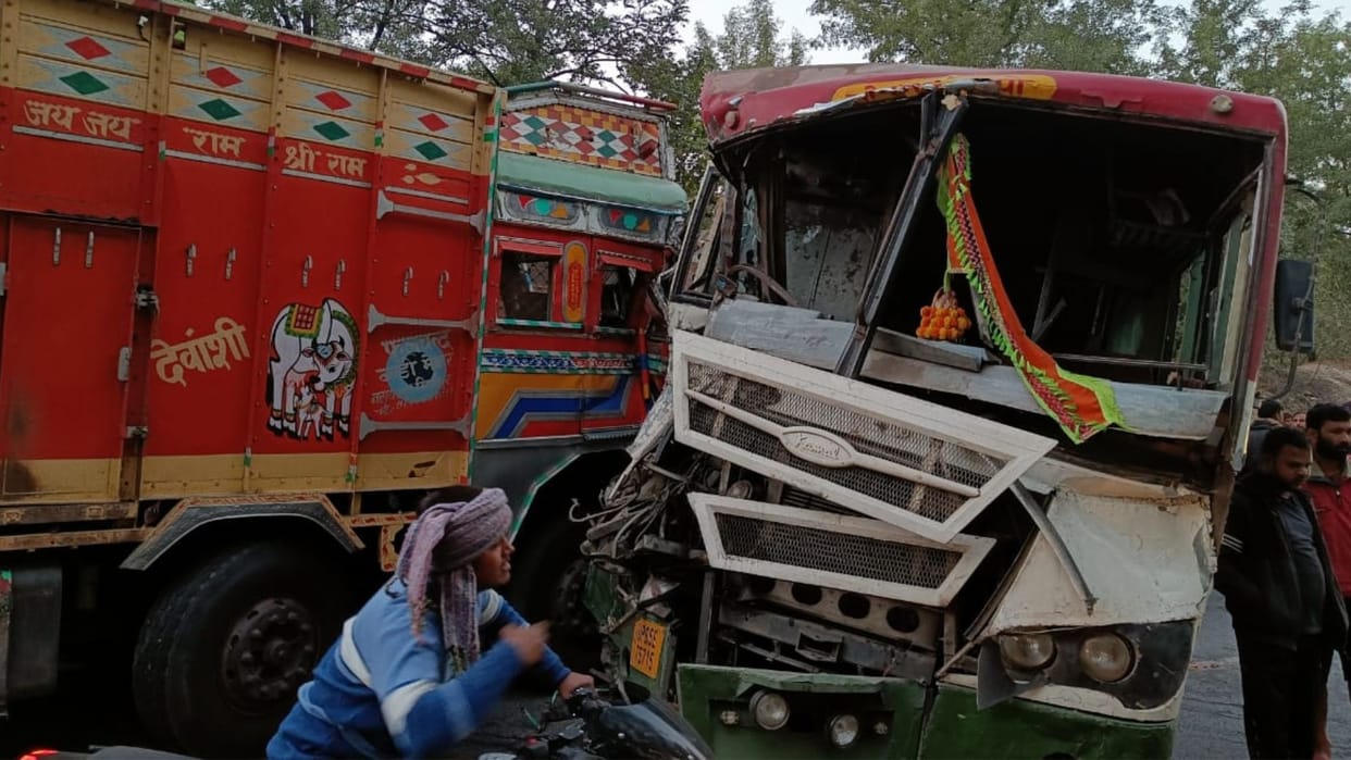 Half a dozen injured in a collision between a truck and a bus while trying to overtake