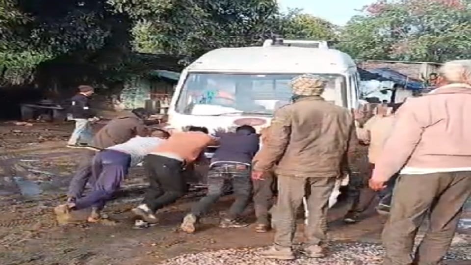 Government vehicle carrying dead body stopped villagers kept pushing it for half an hour in Lalitpur