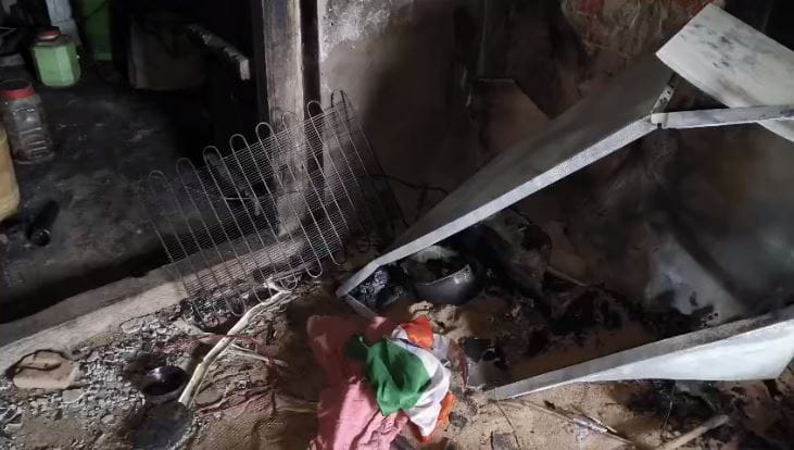 girl surrounded fire in mau opened window roar save life Short circuit caused loss of lakhs