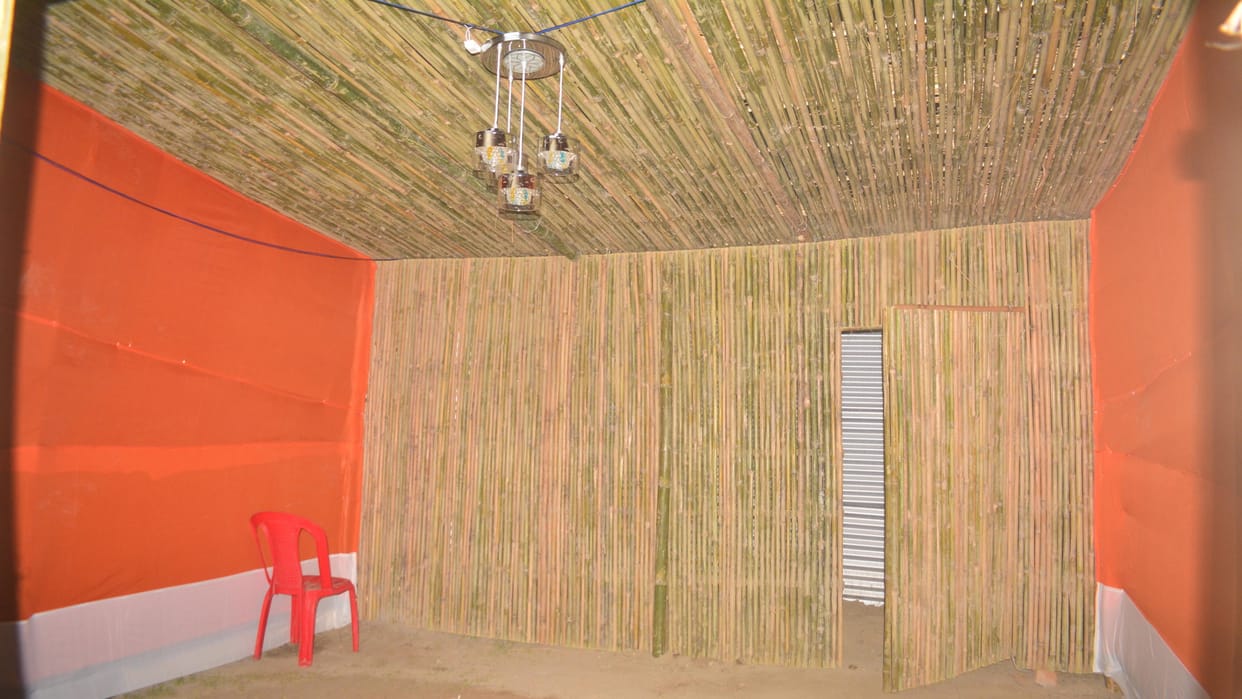 Mahakumbh: Unique bamboo hut with five star facilities, royal chandeliers installed in Mahakumbh