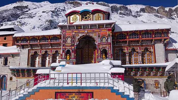 Snowfall In badrinath Kedarnath Three feet fresh snow accumulated in Badrinath Dham Uttarakhand News in hindi