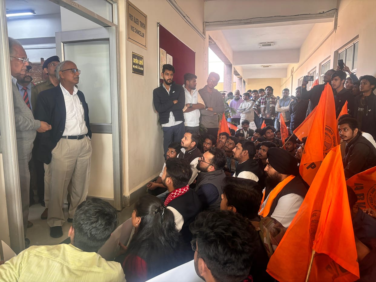 Bhopal: ABVP protested against corruption in the construction of RGPV sports complex, demanded action