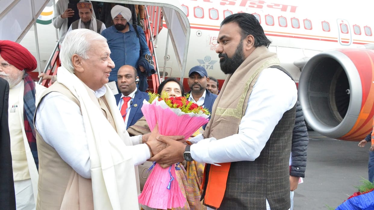 Bihar News: New Governor of Bihar Arif Mohammad Khan reached Patna, swearing in on January 2