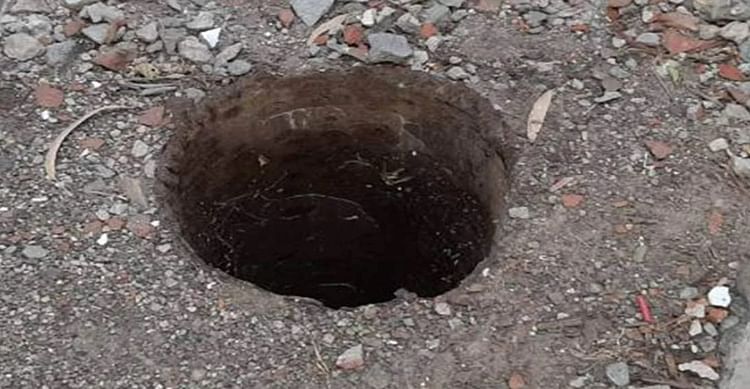 Noida: बोरिंग के दौरान गड्ढे में गिरने से श्रमिक की मौत, पैर फिसलते ही मिट्टी में दबने से थम गई थीं सांसें